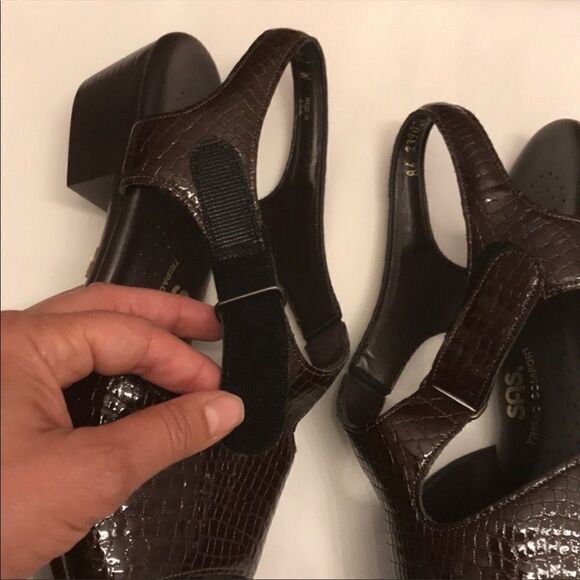 SAS BROWN LEATHER CROC SANDALS.  NEW - Picture 4 of 7